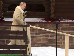 Russian President Vladimir Putin walks to take a dip into the icy waters during the celebration of the Epiphany holiday in Moscow region on January 19, 2021. Mikhail KLIMENTYEV / SPUTNIK / AFP
