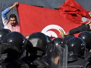 Tunisian police block protesters from accessing the parliament building on January 26, 2021 in Tunis. Tunisian anti-government protesters marched toward the parliament building, which was guarded by riot police as lawmakers inside held a heated debate on a cabinet reshuffle. FETHI BELAID / AFP Tunisian police block protesters from accessing the parliament building on January 26, 2021 in Tunis. Tunisian anti-government protesters marched toward the parliament building, which was guarded by riot police as lawmakers inside held a heated debate on a cabinet reshuffle. FETHI BELAID / AFP