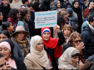A woman holds a placard reading "my veil is my freedom" as she takes part in a protest against Islamophobia in Paris, on November 10, 2019. © Geoffroy Van der Hasselt, AFP