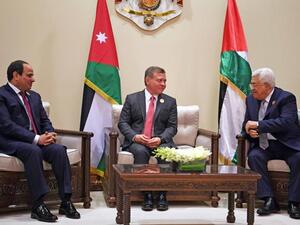 His Majesty King Abdullah meets with Egyptian President Abdel Fattah Al Sisi and Palestinian President Mahmoud Abbas on the sidelines of the Arab summit at the Dead Sea on Wednesday (AFP photo)