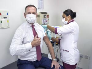 توني دوغلاس، الرئيس التنفيذي لمجموعة الاتحاد للطيران، يتلقى لقاح كوفيد-19