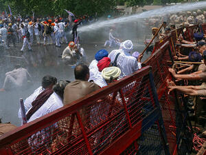 قوافل من المزارعين الهنود حطمت الثلاثاء خلال العرض السنوي بمناسبة عيد الجمهورية حواجز لتصل إلى وسط المدينة