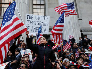 تعليق عمليات ترحيل المهاجرين غير النظاميين لمدة 100 يوم