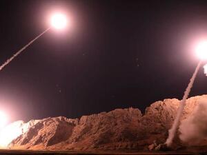 لحظة إطلاق الصواريخ الايرانية على قاعدة "عين الأسد" الأمريكية 