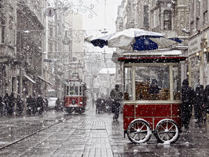 Traditional fast food of Istanbul on Beyoglu  (Shutterstock)