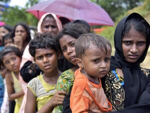 Myanmar's minority rohingya people wait in a queue to receive tram at Balukhali rohingya camp, Ukhiya in Coz's Bazar Bangladesh on September 25, 2017. (Shutterstock/ File Photo)