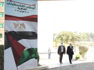 "تولي الشرطة الفلسطينية (دون غيرها) في الضفة وغزة بزيها الرسمي تأمين مقار الانتخابات