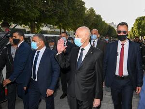 التقى قيس سعيد الذي رافقته حراسة مشددة، عددا من التونسيين