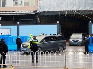 فريق تحقيق من "الصحة العالمية" يزور مختبرا للفيروسات في ووهان بالصين