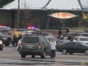 أمام مركز فوكس ريفير للتسوق