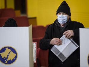 A Kosovo Albanian man prepares to cast his vote during Parliamentary elections at a polling station in Pristina on February 14, 2021. Kosovo heads to the polls in a vote pitting a left-wing reformist party against traditional elites who have run the former Serbian province for the past decade. Armend NIMANI / AFP