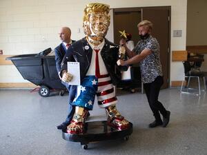 Trump all in gold! Anyway for the taking?