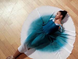 Born without arms, Brazilian ballerina, Vitoria Bueno, dazzles the world with her talent. (Instagram/ wherehaveheroesgone)