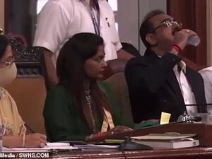 مسؤول هندي يشرب معقمًا لليدين عن طريق الخطأ