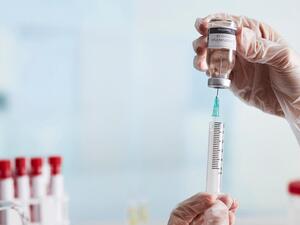 الوزارة تستهدف الانتهاء من تلقيح 26 مليون مواطن آخر بنهاية 2021.