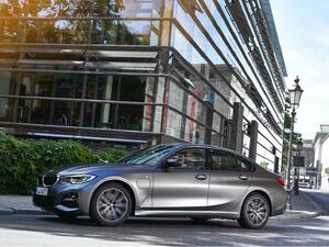 BMW مجموعة طرازات جديدة بنظام قيادة هجينة مزودة بقابس ضمن الفئة الثالثة والفئة الخامسة من