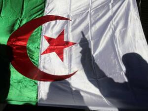  خرج المئات وهم يردّدون "دولة مدنية وليس عسكرية"