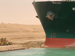 السفينة العالقة