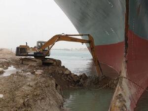 مصادر تتحدث عن تقدم جهود تعويم السفينة الجانحة في قناة السويس