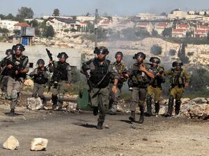 قوة إسرائيلية خاصة تعتقل فلسطينيا وسط الضفة