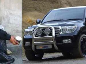 اظهر مقطع الفيديو المتداول ان المتسولة التي اصطلح على تسميتها "متسولة أكادير" 