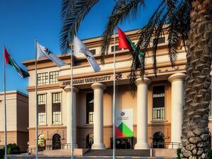 طلبة جامعة أبوظبي يبتكرون روبوتاً يوظف الذكاء الاصطناعي في مساعدة أصحاب الهمم على التسوق
