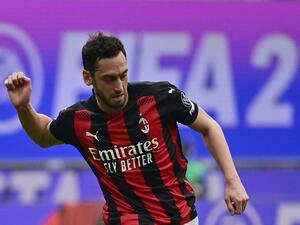 The Turkish international seems likely to remain with the Rossoneri (Photo: AFP)