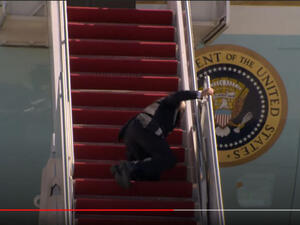  تعثر الرئيس الأمريكي لكنه تمكن من الإمساك بحافة حماية السلم 