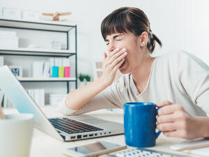 يستغرق البروتين وقتًا أطول للهضم والامتصاص. عندما تأكله مع الكربوهيدرات