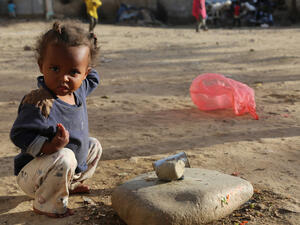 Kids, women living in the outdoors near Taiz city