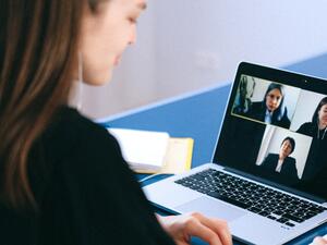 5 عبارات ذكية تجعلك محبوبًا في مكالمات الزووم