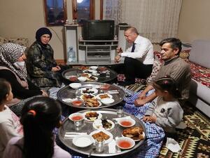 أردوغان وعقيلته ضيفان على مائدة إفطار مواطن تركي