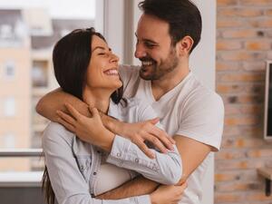  إنصاتك إلى زوجتك أثناء حديثها ، والاستماع إليها جيداً عندما تشكو لك همها؛ يدخل السعادة إلى قلبها
