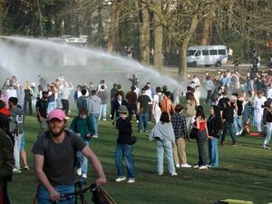 كذبة أبريل.. اشتباكات ببلجيكا بسبب حفل مزيف استجاب له الآلاف