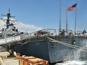 سفينة عسكرية أمريكية تطلق أعيرة تحذيرية بعد اقتراب 3 زوارق للحرس الثوري