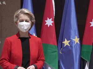 تمتمت وزيرة الدفاع الألمانية السابقة وبدت ذاهلة في الفيديو