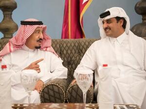 Saudi King Salman (L) with Sheikh Tamim of Qatar 