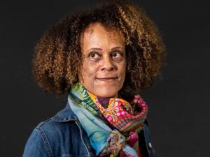 بيرناردين إيفاريسو أول امرأة سمراء تفوز بجائزة تكتب مذكراتها