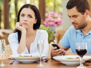 من ناحية أخرى، عندما يثق بك شريكك، فإنه يمنحك مساحة لتكون شخصًا خاصًا بك.