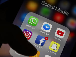 تشير الدراسات إلى أن مشاهدة صور هدايا ومشتريات الآخرين باهظة الثمن على وسائل التواصل الاجتماعي