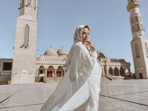 Russian bellydancer Johara posing at famous Mosque in Hurghada 