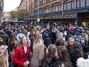 'Chaos' as hundreds flout Covid-19 rules outside Harrods