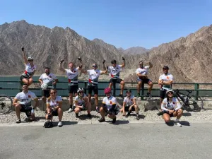 15 موظفاً من بي دبليو سي يطوفون الإمارات السبع بدراجاتهم لمسافة 700 كم في 7 أيام