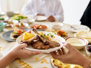 طبيب البوابة: هل تريد إنقاص وزنك في رمضان؟ كل ببطء