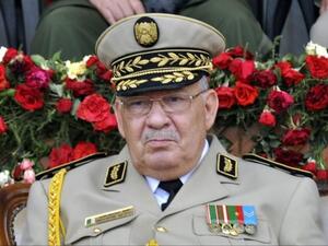 قائد الجيش الجزائري يوجه رسائل مشفرة للمغرب