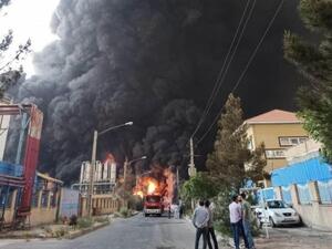 اندلاع حريق هائل في مصنع للكيماويات بمدينة قم الإيرانية