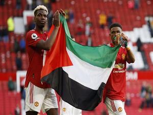 ديالو وبوغبا يرفعان علم فلسطين