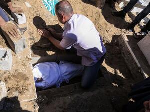 فلسطيني يدفن ابنه اخية الطفلة 3 سنوات