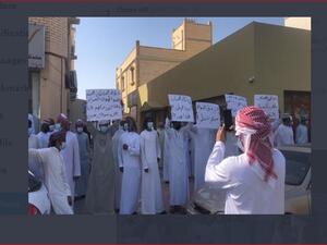 وأظهرت مقاطع فيديو أخرى متظاهرين مساء أمس الاثنين في صلالة، وهي مدينة تبعد حوالي 850 كيلومترا جنوب غرب مسقط.