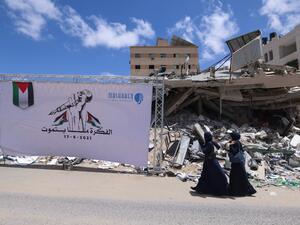 King checks on needs of opening a Jordanian field hospital in Gaza Strip.